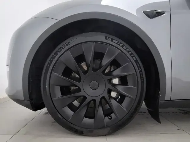 Tesla Model Y — Фото автомобиля 17