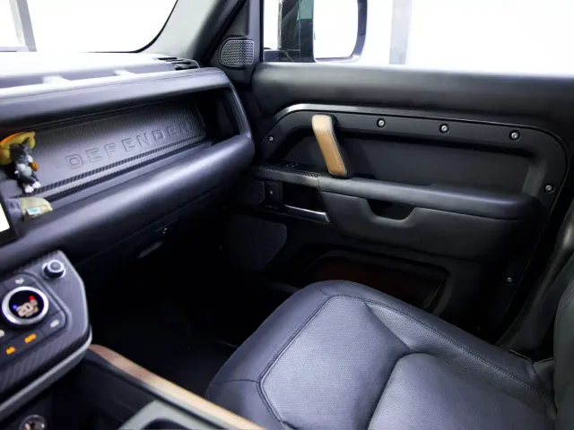 Land Rover Defender — Фото автомобиля 15