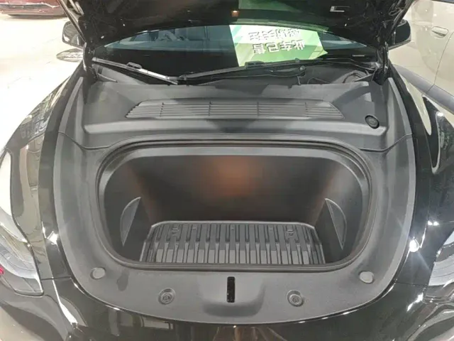 Tesla Model Y — Фото автомобиля 19