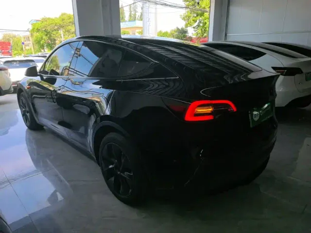 Tesla Model Y — Фото автомобиля 4