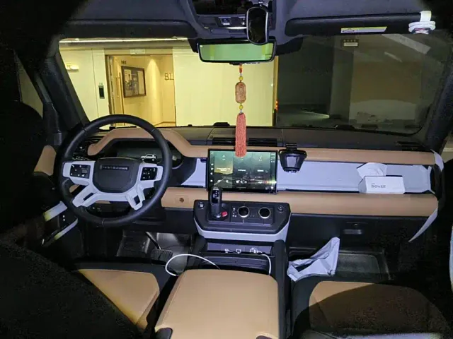 Land Rover Defender — Фото автомобиля 11