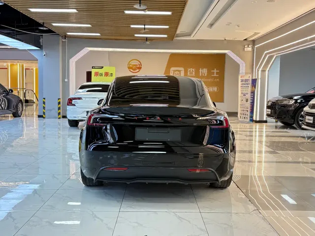 Tesla Model 3 — Фото автомобиля 4