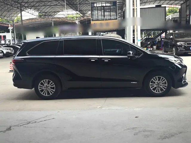 Toyota Sienna — Фото автомобиля 4