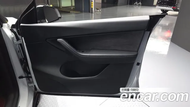 Tesla Model Y — Фото автомобиля 24