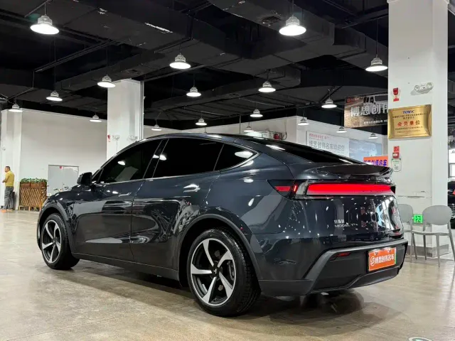 Tesla Model Y — Фото автомобиля 7