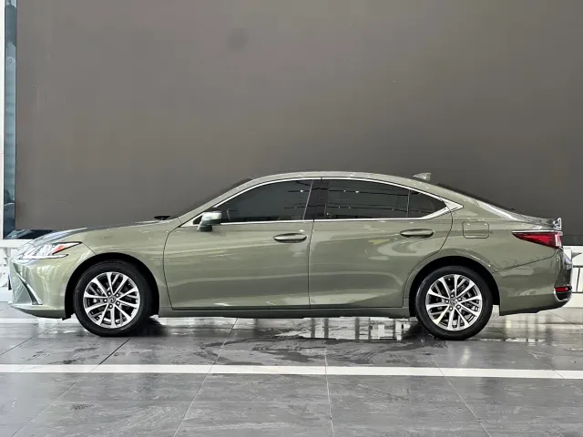 Lexus ES — Фото автомобиля 7