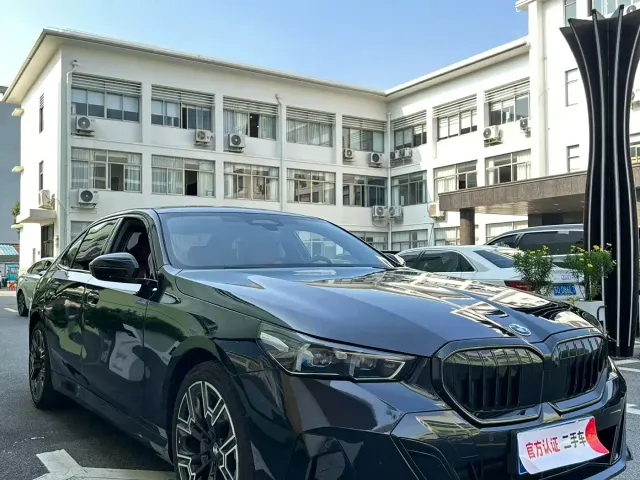 BMW 5 Series — Фото автомобиля 3