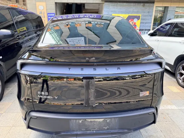 Tesla Model Y — Фото автомобиля 15