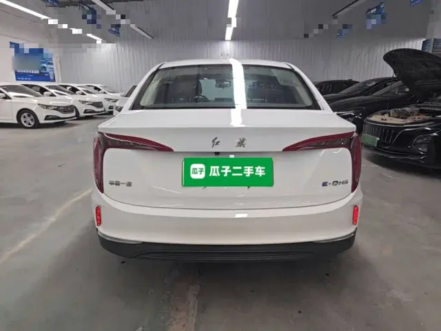 Hongqi E-QM5 — Фото автомобиля 5