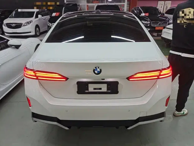 BMW 5 Series — Фото автомобиля 5