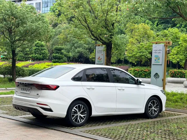 Geely Emgrand — Фото автомобиля 6