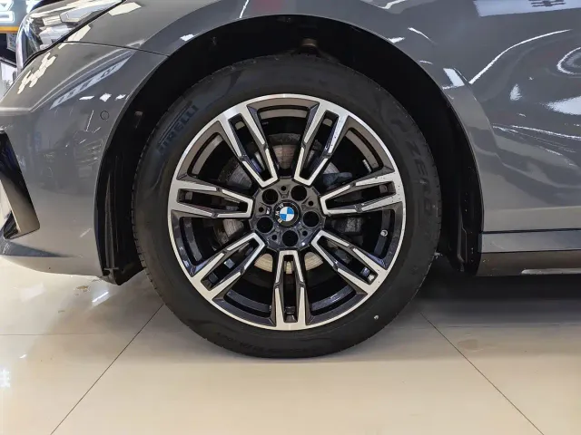 BMW 5 Series — Фото автомобиля 17
