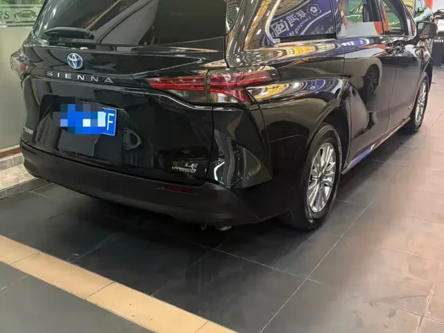 Toyota Sienna — Фото автомобиля 4