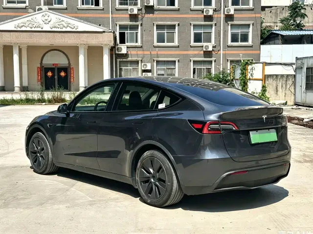 Tesla Model Y — Фото автомобиля 7