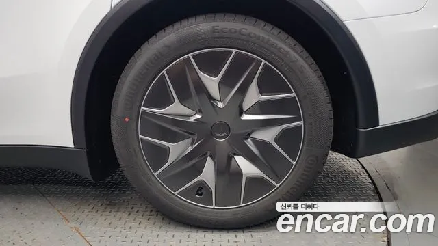 Tesla Model Y — Фото автомобиля 20