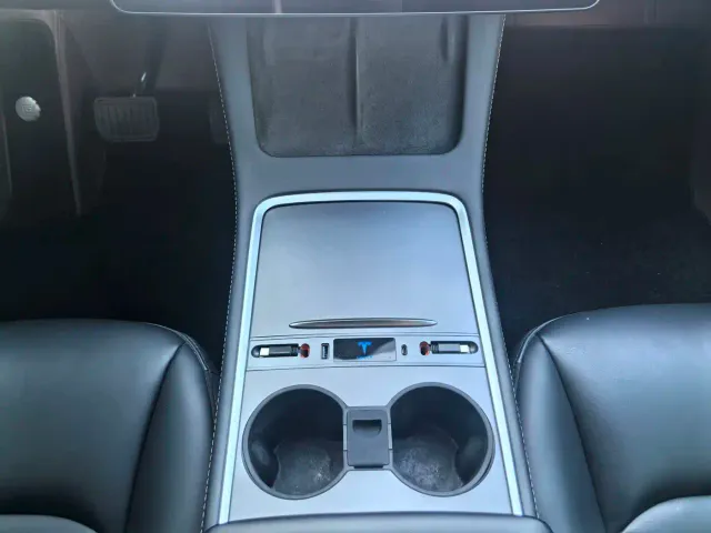 Tesla Model Y — Фото автомобиля 20