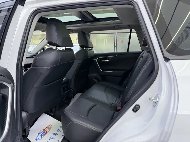 Toyota RAV4 — Фото автомобиля 7