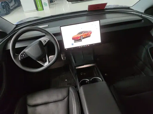 Tesla Model 3 — Фото автомобиля 9