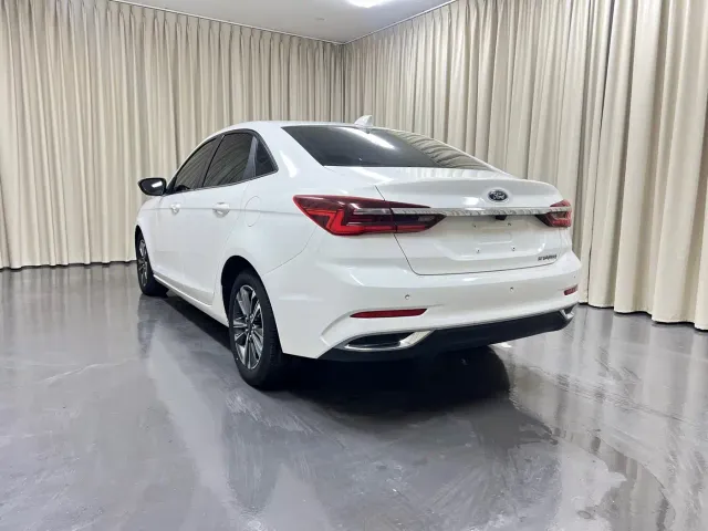 Ford Escort — Фото автомобиля 4