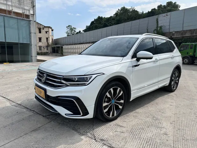 Фотография автомобиля — Volkswagen Tiguan L