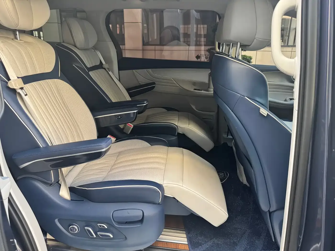Roewe Roewe iMAX8 2022 400TGI Gathering Edition — Фото автомобиля 19