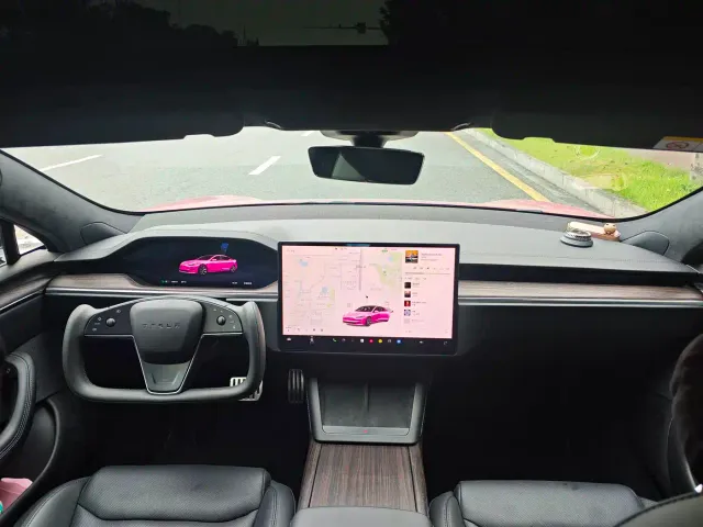 Tesla Model S — Фото автомобиля 17