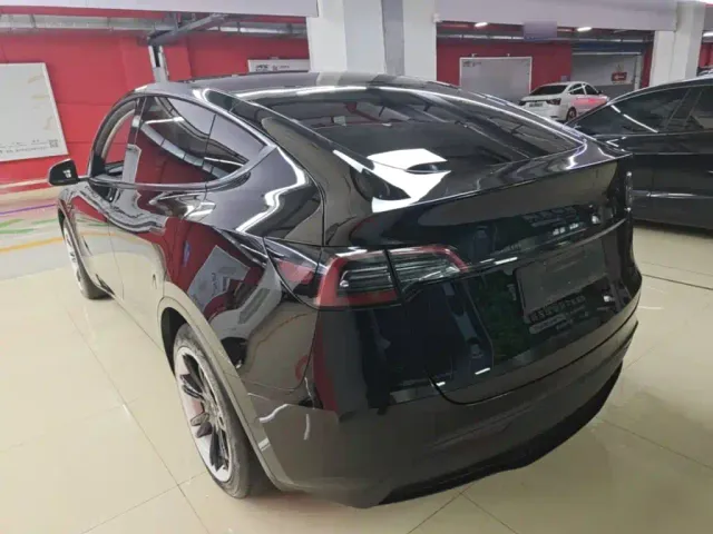 Tesla Model Y — Фото автомобиля 4