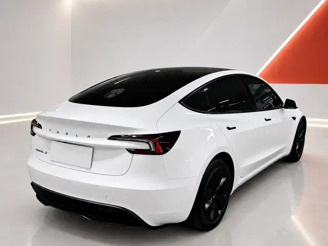 Tesla Model 3 — Фото автомобиля 6