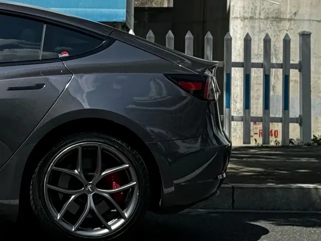 Tesla Model 3 — Фото автомобиля 11