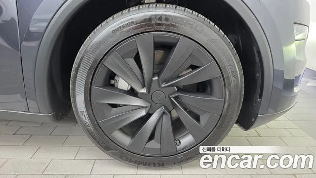 Tesla Model Y — Фото автомобиля 6