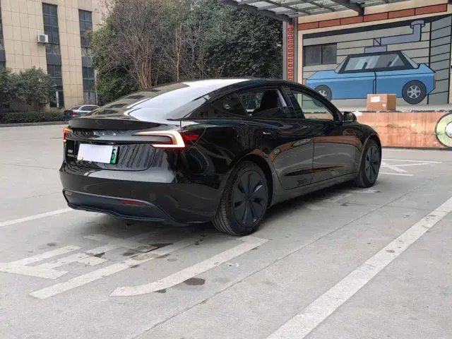 Tesla Model 3 — Фото автомобиля 16