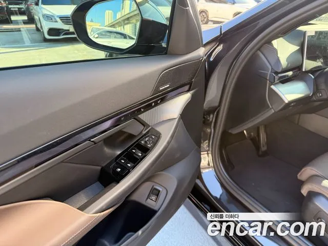 BMW 5 Series G60 — Фото автомобиля 10