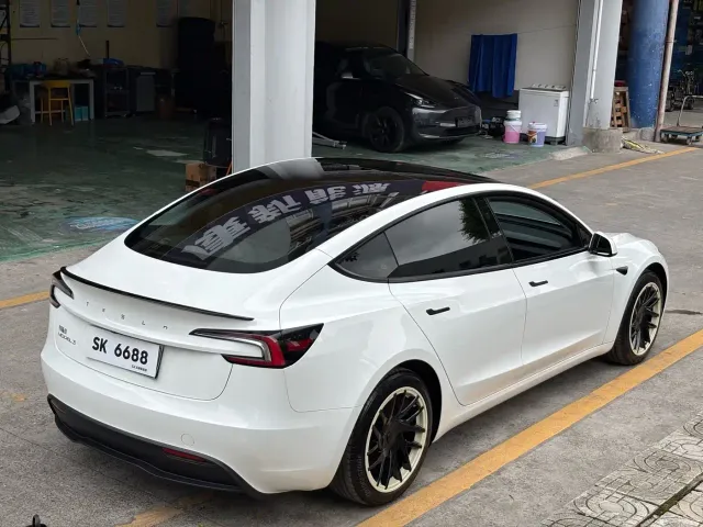 Tesla Model 3 — Фото автомобиля 8