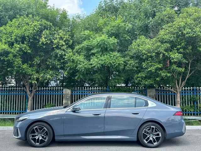 BMW i5 — Фото автомобиля 4
