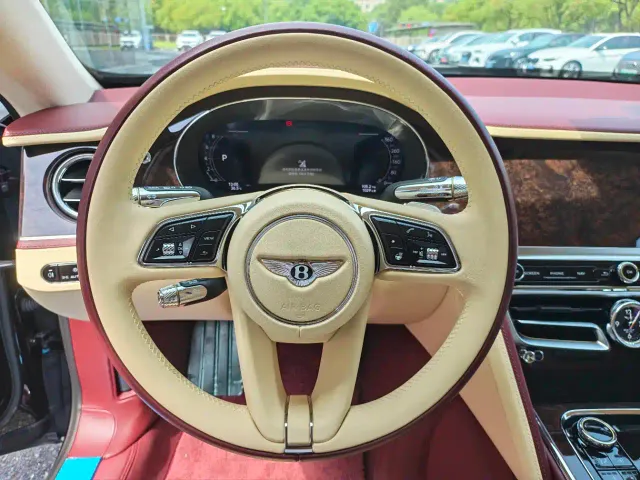 Bentley Flying Spur — Фото автомобиля 11