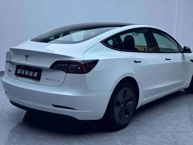 Tesla Model 3 — Фото автомобиля 15