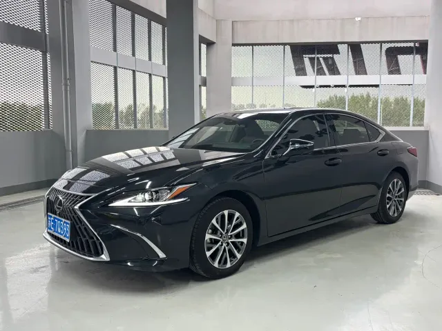 Фотография автомобиля — Lexus ES