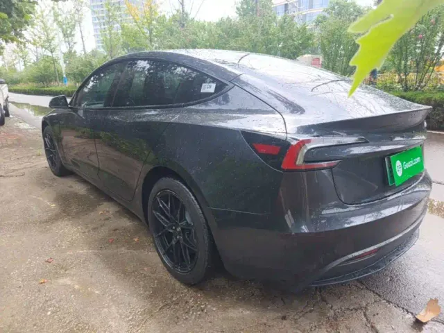 Tesla Model 3 — Фото автомобиля 4