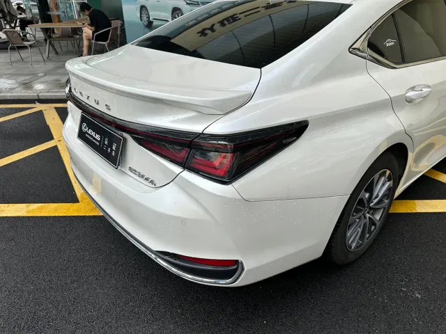 Lexus ES — Фото автомобиля 25