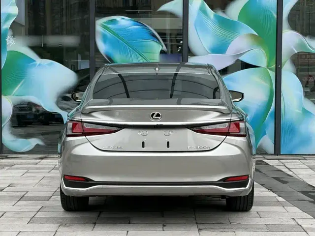 Lexus ES — Фото автомобиля 8