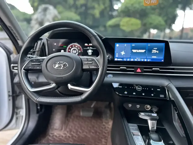 Hyundai Elantra 2022 1.5L CVT LUX Premium Edition — Фото автомобиля 12