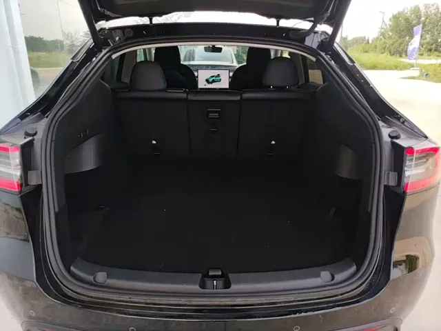 Tesla Model Y — Фото автомобиля 18