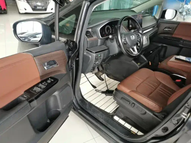 Honda Odyssey 2022 2.0L e:HEV Sharp Supreme Edition — Фото автомобиля 15