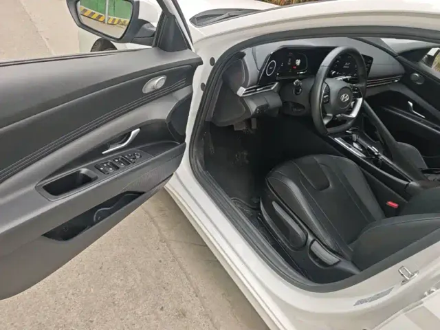 Hyundai Elantra — Фото автомобиля 15