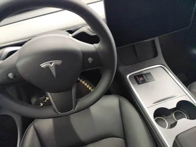 Tesla Model Y — Фото автомобиля 13