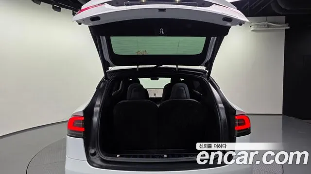 Tesla Model X — Фото автомобиля 20