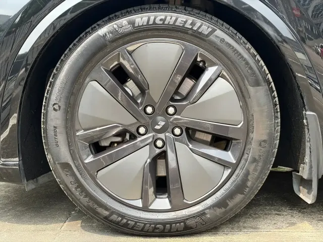 Li Auto L8 — Фото автомобиля 18