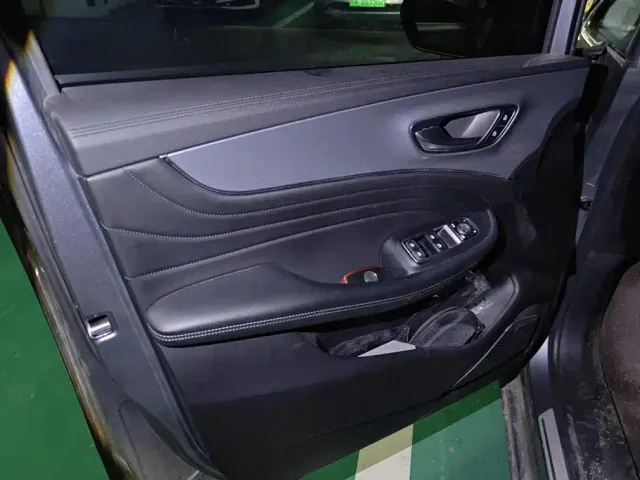 Roewe iMAX8 — Фото автомобиля 7