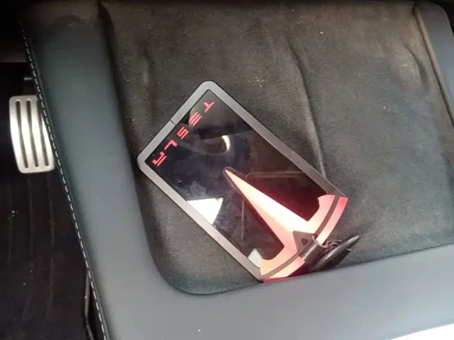 Tesla Model 3 — Фото автомобиля 8