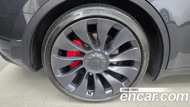 Tesla Model Y — Фото автомобиля 5